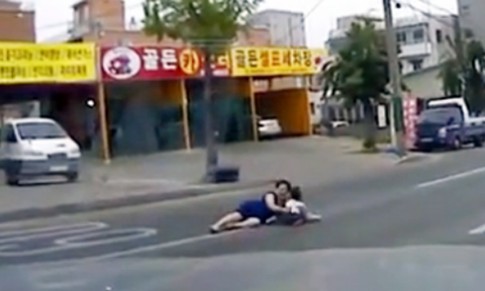  Người phụ nữ và em bé rơi xuống đường khi xe quay đầu 