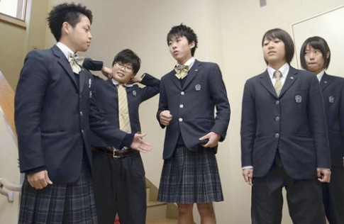 Nhật Bản: 117 nam sinh mặc váy đồng phục tới lớp