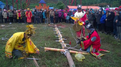 Rợn người lễ hội leo gươm, lội than hồng ở Quảng Ninh