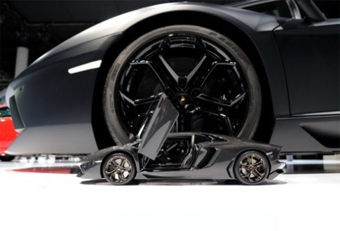  Lamborghini Aventador mô hình đắt gấp 12 lần xe thật 