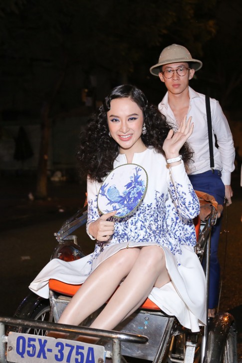Angela Phương Trinh ‘’cưỡi‘’ xích lô, đội mưa dự sự kiện