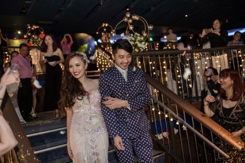 Đám cưới đẹp như cổ tích ở Thủy cung lớn nhất thế giới của cô dâu Việt