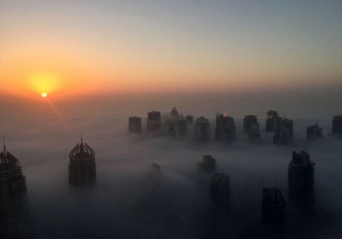 Dubai bỗng hóa “thành phố trên mây” vì sương mù