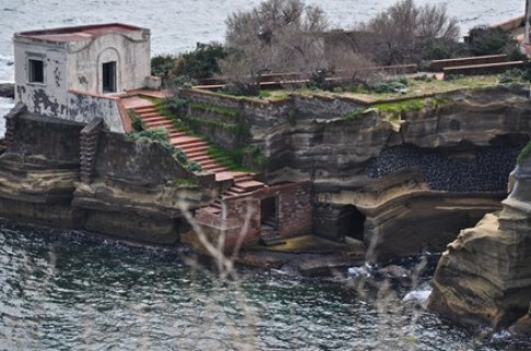 Bí ẩn hòn đảo tuyệt đẹp bị nguyền rủa ngoài khơi nước Ý