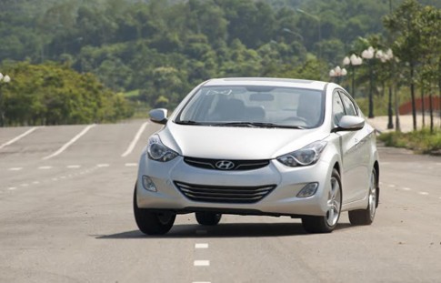  Hyundai Elantra - cuộc chơi chưa cân sức 