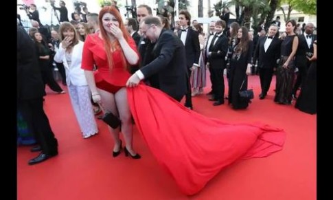  Cannes ngày 10: Lý Nhã Kỳ diện đầm họa tiết Hạ Long, khách mời tuột váy 