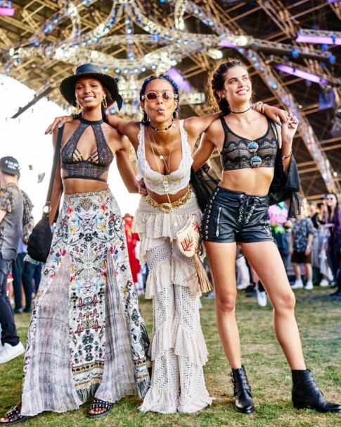 Coachella 2018: Croptop và bra chiếm áp đảo street style của giới trẻ