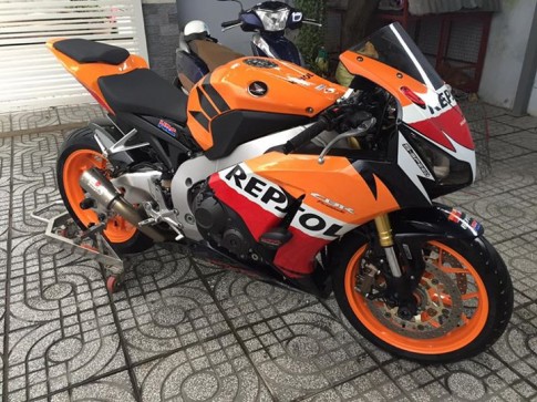 Honda CBR1000RR Repsol độ đơn giản nhưng hút hồn với ống xả Racefit đầy uy lực