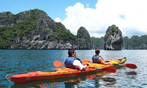 Lữ hành bức xúc vì kayak bị dừng hoạt động ở vịnh Hạ Long	