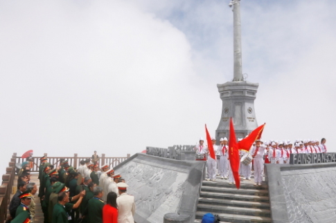  Tổ chức lễ thượng cờ hàng tuần trên đỉnh Fansipan	