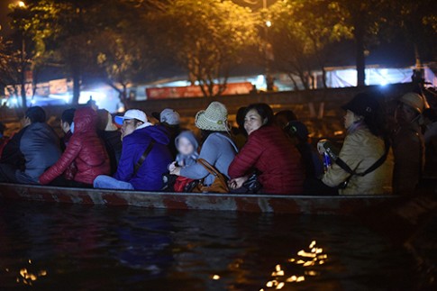  Tránh đông đúc, khách rủ nhau đi lễ chùa Hương, Bái Đính đêm	