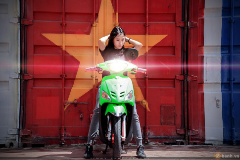 Super Mini Scooter nổi bật tạo dáng cùng teen girl Sài Thành