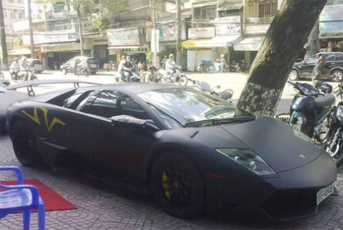  Bộ đôi siêu xe Lamborghini đen tuyền ở Sài Gòn 