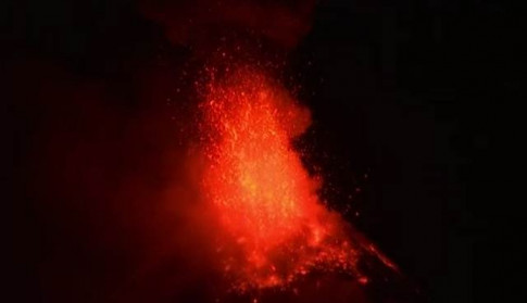 Núi lửa Philippines phun nham thạch 2 dặm