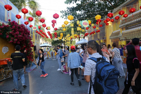 Sài Gòn: Nhiều bạn trẻ thưởng thức trọn vẹn không khí trung thu Hội An