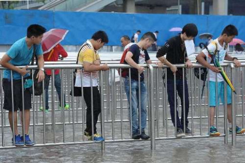 Sân bay Thượng Hải biến thành ‘bến cảng’ vì mưa lớn	