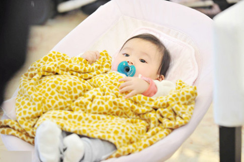 6 dấu hiệu kiểm tra trẻ sơ sinh khỏe mạnh, không mắc bệnh