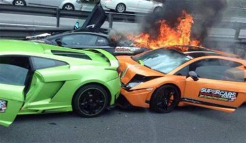  Ba siêu xe Lamborghini đâm nhau bốc cháy 