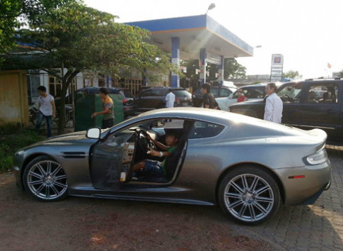  Bộ đôi siêu xe Aston Martin DBS xuất hiện ở Quảng Ninh 