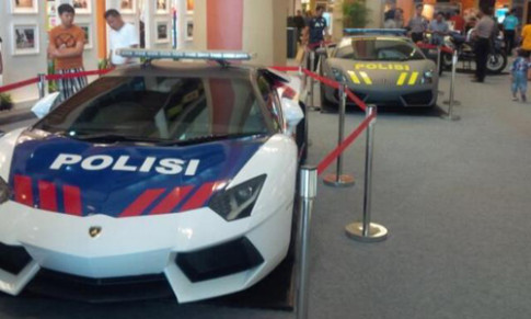  Cảnh sát Indonesia sắm bộ đôi siêu xe Lamborghini 