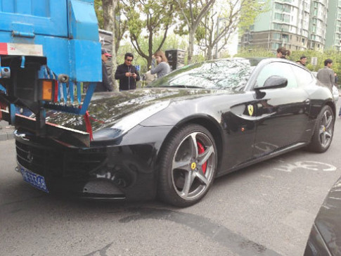  Ferrari FF ‘hôn’ xe tải trên làn đường xe đạp 