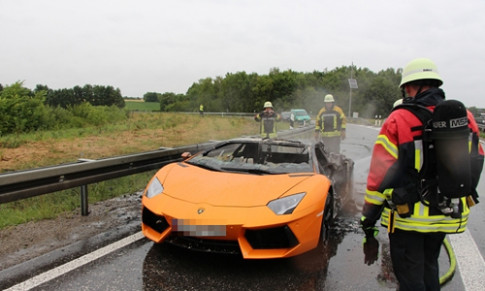  Lamborghini Aventador cháy rụi vì chạy quá ‘sung’ 