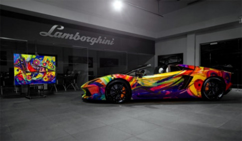  Lamborghini Aventador mui trần vẽ 7 sắc cầu vồng 