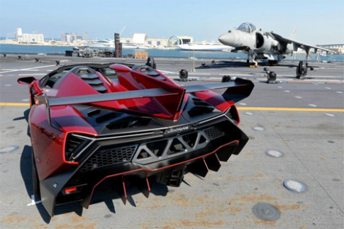  Lamborghini Veneno Roadster ra mắt trên tàu sân bay 