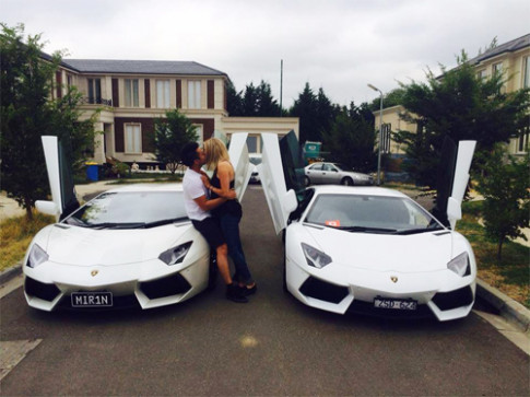  Tặng Lamborghini Aventador cho bạn gái đỗ sát hạch 