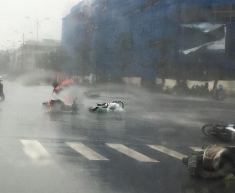 Cảnh báo ngập lụt khu vực nội thành, Hà Nội đang mưa rất to