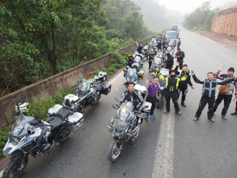 Đoàn xe mô tô đầu tiên của người Việt đi chinh phục nóc nhà thế giới