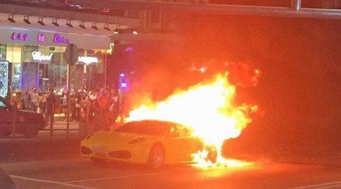  Ferrari bốc cháy như trong phim hành động 