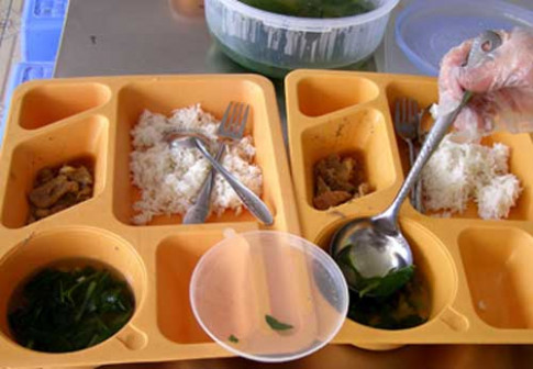 Giật mình nhìn bữa trưa của trẻ Việt và trẻ ở những nước nổi tiếng thông minh