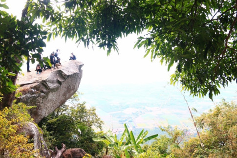 Hành trình đến núi Bà Đen và tìm tảng đá có view đẹp, thích hợp cho bạn trẻ check-in sống ảo