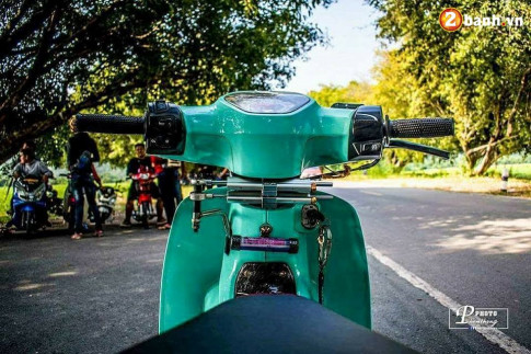 Honda Cub độ ‘ kịch độc ’ với đồ chơi hàng hiệu của biker nước bạn
