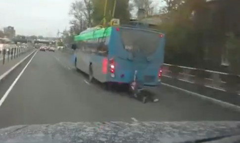  Người đàn ông bị kéo lê sau xe buýt 