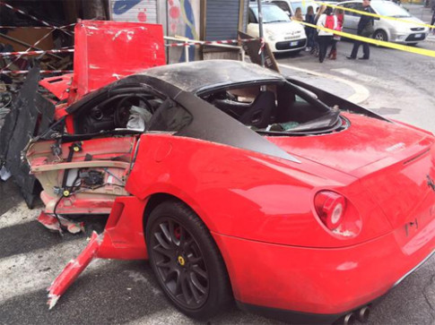  Nhân viên khách sạn đâm nát Ferrari của khách 