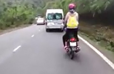 Nữ phượt thủ đứng trên xe máy khi đổ đèo Bảo Lộc bị nhiều người lên án