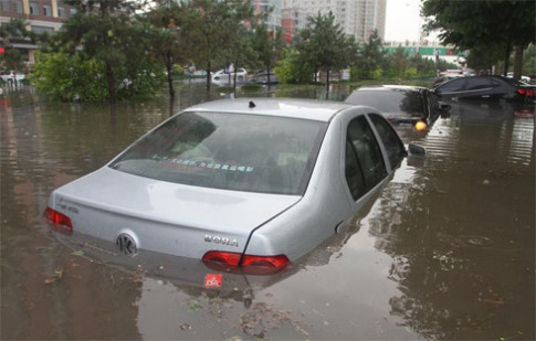  Ôtô ngập nước ở Trung Quốc 