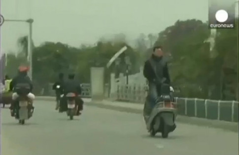  Quái xế Trung Quốc lái xe bằng mông 