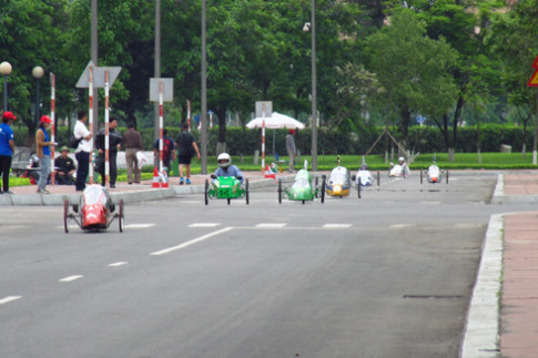  Sinh viên Việt Nam chế tạo xe chạy 621 km với một lít xăng 