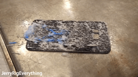 Thử biến Galaxy S8 thành điện thoại trong suốt và cái kết thật bất ngờ