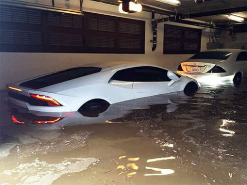  Lamborghini Huracan chìm nửa thân trong nước ngập 