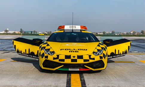  Lamborghini Huracan làm xe dẫn máy bay 