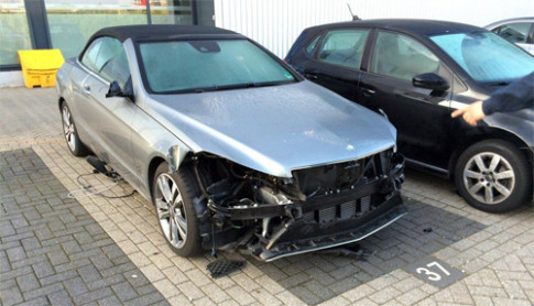  Một loạt xe Mercedes trong đại lý bị trộm đèn pha 