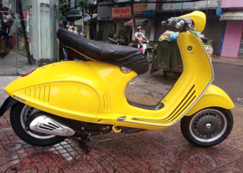  Vespa 946 màu vàng ở Việt Nam 