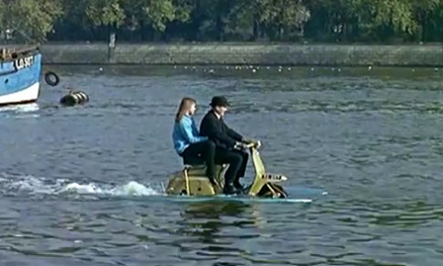  Xe scooter chạy dưới nước thời 1965 
