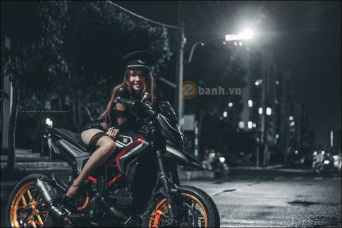 Ducati Hypermotard độ cùng mẫu Sexy girl lôi cuốn