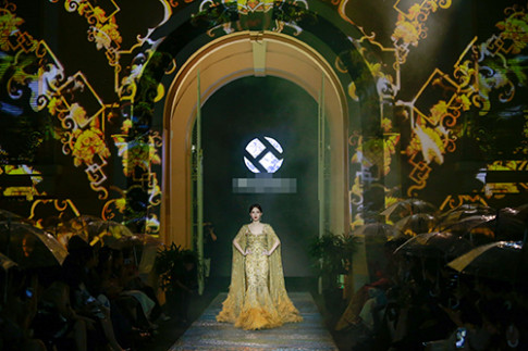 Nghẹt thở trước vẻ đẹp vạn người mê của Hoa hậu Thu Thảo khi lần đầu catwalk