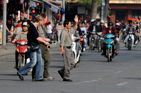 Người nước ngoài dạy cách qua đường ở Hà Nội 
